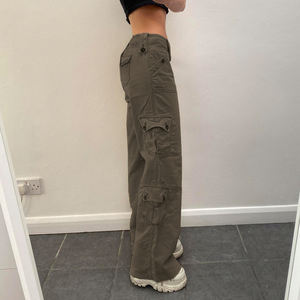 กางเกงยีนส์คาร์โก้ผู้หญิง แต่งผ้าปะติด ทรงเอวกลาง ติดกระดุมด้านหน้า สไตล์ลำลอง สตรีทแฟชั่น Y2K ฮิปฮอป  ใส่ได้หลากหลายโอกาส - Product Image 3