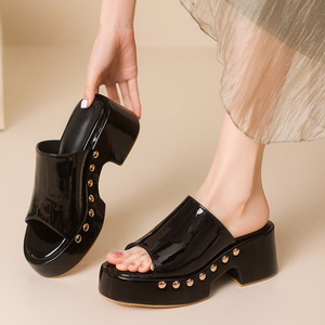 Sandales à talons compensés bas pour femmes, grandes tailles 46, imprimé pierre, en cuir verni, à plateforme épaisse et clous métalliques - Product Image 2