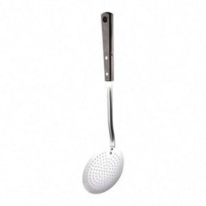 Juego de 5 utensilios de cocina de acero inoxidable con mango de madera: espátula, colador y cucharón, herramientas de cocina aisladas para el hogar - Product Image 5