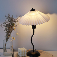 Lampu Meja Besi Lengkung Seeky dengan Kap Lampu Kain Lipit Putih, Lampu Meja Kreatif untuk Dekorasi Meja Samping Kamar Tidur