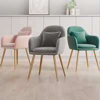 Chaise de salle à manger de luxe au design nordique du milieu du siècle, élégante table Sherpa marron tapissée avec du velours et du bois massif pour hôtels