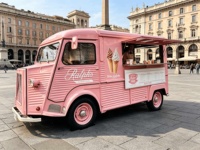 Chariot de restauration de rue modulaire compact avec poignée de traction et comptoir pliable, remorque de cuisine mobile pour les places urbaines