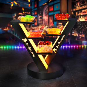 Support à fruits en métal en forme de V à trois niveaux, éclairé par LED, pour la présentation de collations lors de fêtes - Product Image 1