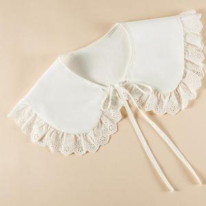 Elegante Cuello Desmontable Blanco con Borde de Encaje - Product Image 1