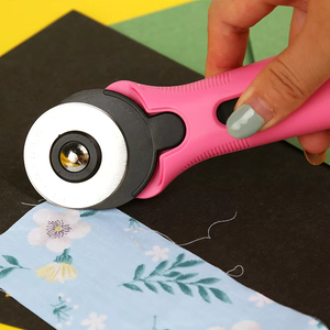 <span class=keywords><strong>Cutter</strong></span> rotatif multicolore <span class=keywords><strong>premium</strong></span> 45 mm, conception sécurisée, poignée ergonomique en plastique, lame en acier, outil de découpe DIY pour la couture - Product Image 2