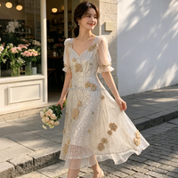 Tissu de robe de mariée en tulle beige à rayures verticales argentées, fleurs en tissu 3D, perles cousues à la main