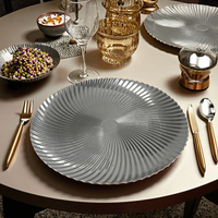 Assiettes de présentation en plastique PP durables et réutilisables de 13 pouces avec un design moderne en verre doré de luxe, transparentes, sûres et personnalisables pour les mariages