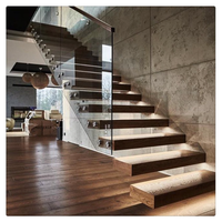 Escalier flottant cantilever avec supports muraux simples, marches en chêne blanc, main courante en métal noir, escalier au design moderne