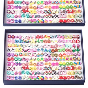 100 Pares <span class=keywords><strong>de</strong></span> Aretes <span class=keywords><strong>de</strong></span> Arcilla Polimérica para Niños <span class=keywords><strong>de</strong></span> Colores Variados, Resistentes a las Alergias, en Caja - Product Image 4