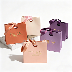 Bolsas de papel grueso reciclables para compras con logo estampado en caliente dorado y asas de cinta de satén para regalos del Día de la Madre y regalos de San Valentín - Product Image 4