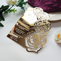 Tarjeta de menú de tarjeta de acrílico con espejo dorado hueco cortado con láser personalizado con texto de lámina blanca y patrones de flores ahuecadas para fiesta de boda
