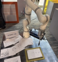 Robot de dessin IA pour l'animation des salons professionnels, centres commerciaux et événements d'entreprise