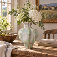 Vase à fleurs en céramique émaillée pastel Jossin avec un design côtelé élégant pour les accessoires d'intérieur nordiques, décoration de table