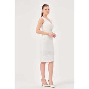 ชุดราตรีสีขาวคอวีทรงเข้ารูป ผ้าออร์แกนซ่า พร้อมดีไซน์เอวธรรมชาติ เหมาะสำหรับงานพิธีการ - Product Image 1