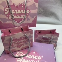 Ventes en gros pour l'emballage de cadeaux avec poignée en coton, impression de logo rose, sacs en carton blanc, emballage de sacs en papier cadeau