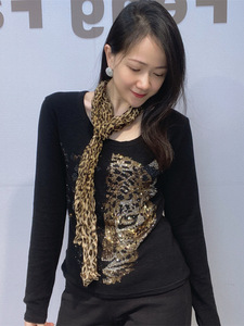 Camiseta básica de manga larga con cuello redondo estilo bufanda para mujer, de algodón acanalado con estampado de leopardo y pedrería para invierno, corte ajustado, se puede usar de varias formas. - Product Image 3