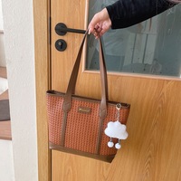 Grand sac fourre-tout tissé texturé pour femme, sac à bandoulière léger en cuir PU avec breloque mignonne, sac à main de travail tendance