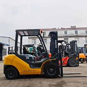 Montacargas Diésel Usado Komatsu FD30 Mini de 3 Toneladas con Desplazador Lateral Hidráulico, Mástil de Dos Etapas, Neumáticos Sólidos - Bajo Precio en Stock - Product Image 5