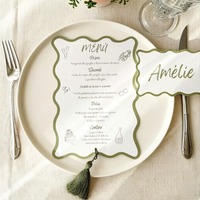 Carte de menu personnalisée à double couche avec bord ondulé, carte de placement assortie et pompon pour la décoration de table de mariage et de banquet