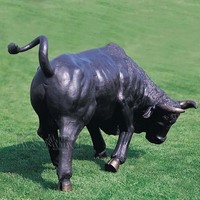 À vendre Exquise Statue de taureau en cuivre d'extérieur grandeur nature d'art moderne, adaptée à la décoration de sculpture de jardin et de parc