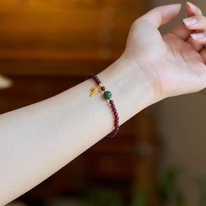 สร้อยข้อมือหินโกเมนธรรมชาติ สร้อยข้อมือคริสตัลโกเมน ดีไซน์เรียบง่ายแบบจีน สร้อยข้อมือทำมือสำหรับผู้หญิ<span class=keywords><strong>ง</strong></span> เครื่อ<span class=keywords><strong>ง</strong></span>ประดับ - Product Image 5