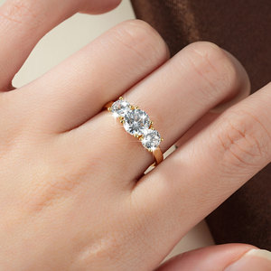 Anillos de tres piedras de moissanita de 2 quilates con certificación GRA, color D, VVS1, cobre con baño de oro de 14K, joyería creativa informal de moda para mujer. - Product Image 4