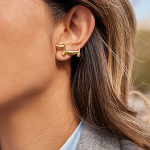 Boucles d'oreilles Teckel plaquées or avec yeux en diamant pour femme, à porter au quotidien - Product Image 3