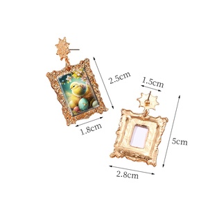 Orecchini retrò <span class=keywords><strong>con</strong></span> montatura dorata e disegni astratti a forma di lacrima, raffiguranti una <span class=keywords><strong>donna</strong></span> altamente emotiva in un famoso dipinto. - Product Image 5