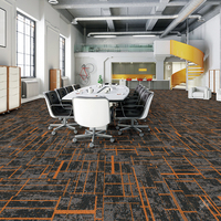 Dalles de moquette modulaires antidérapantes en PP à rayures colorées pour bureaux commerciaux à fort trafic, avec support en bitume teint en masse