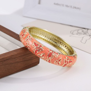 Bracelet jonc large à charnière à ressort en alliage de zinc plaqué or, émail cloisonné papillon gaufré, couleurs pastel variées pour femme, vente en gros - Product Image 3
