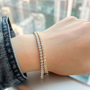 สร้อยข้อมือเทนนิสคลาสสิก Dylam เงินแท้ 925 ชุบโรเดียม ทอง 18K ประดับเพชรคิวบิกเซอร์โคเนีย 5A ทรงกลม 3 มม. ระยิบระยับ - Product Image 3