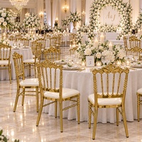 Chaise d'événement hôtelier en fer doré empilable populaire avec coussin pour la location en gros de chaises de mariage et d'hôtel