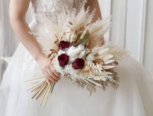 Bouquet de fleurs de mariage en gros, personnalisé, style bohème, roses rouges et blanches préservées, fleurs éternelles pour la décoration de mariage, vente en gros - Product Image 4