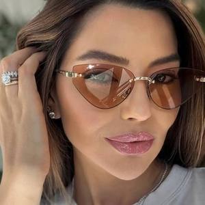 S099 Lunettes de soleil vintage sans monture en métal, style œil de chat, UV400, triangle, pour femme, verres roses tendance, lunettes de soleil de créateur - Product Image 1