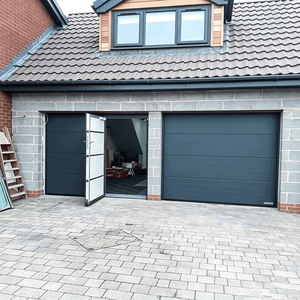 Porte de garage sectionnelle haut de gamme en alliage d'aluminium isolé, motorisée, antivol, moderne, insonorisée et thermiquement isolée pour villa résidentielle - Product Image 2