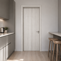 Porte intérieure en WPC gris pâle imperméable avec design à segments horizontaux pour les couloirs d'appartements et les projets de bureaux