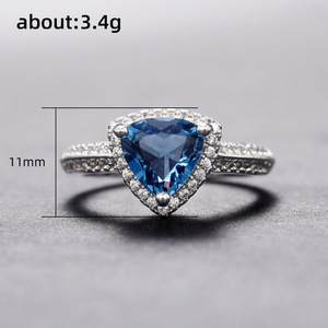 Anello Nuziale a Triangolo Massiccio per Donne, Gioiello da Dito Elegante e di Lusso - Product Image 5