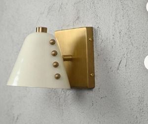 Applique murale en laiton en forme de cône ivoire avec détails rivetés – Lampe murale artisanale de style Mid-Century Modern, blanche - Product Image 3
