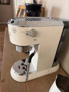 Cafetera Semiautomática EC885: Compacta para Uso en el Hogar y la Oficina - Product Image 6