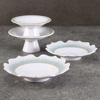 Assiette élégante en mélamine à pied, motif pétale dégradé vert et bord doré, idéale pour la présentation de desserts et de fruits
