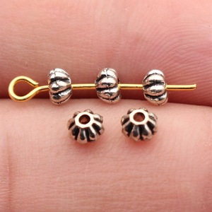 Une variété d'accessoires de bricolage en forme de perles d'ail avec un dessus en forme de pot et un fond rond, en argent antique, se vend très bien. - Product Image 1
