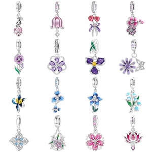 จี้รูปดอกไอริส ดอกกุหลาบ ดอกซากุระ - อุปกรณ์ตกแต่งสร้อยข้อมือ DIY ระดับไฮเอนด์ - ขายส่งเครื่องประดับสไตล์ฤดูใบไม้ผลิ/ฤดูร้อนสำหรับผู้หญิง - Product Image 1