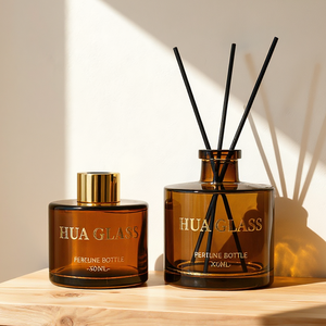 ベストセラーのアンバーリードディフューザーボトル、ガラス製の空の背の高いネックガラスボトル、カスタムロゴ入り、ゴールドのプラスチック製の蓋、黒いスティック付き - Product Image 1