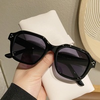 1202 Kacamata Hitam Fashion Terbaru Bingkai Persegi Besar Warna Candy Pria Wanita UV400 Kacamata Retro PC Bentuk Tidak Beraturan Tersedia Kustomisasi