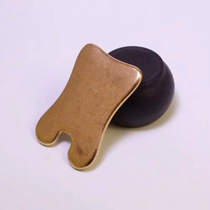 Papan Gua Sha Kuningan Persegi dengan Tongkat Pelepas Otot Berbentuk Hati, Pelat Berkualitas Salon Kecantikan - Product Image 4