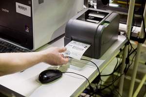 Brother <span class=keywords><strong>TD</strong></span>-4520TN เครื่องพิมพ์ฉลากบาร์โค้ดเครือข่ายเดสก์ท็อป, เครื่องพิมพ์4นิ้ว300 dpi 5 IPS การถ่ายโอนความร้อนมาตรฐาน USB แบบอนุกรม - Product Image 5