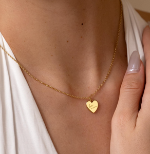 Collana Personalizzata Jietao con Lettera Firma e Cuore Inciso, Gioiello Commemorativo 'Amo la Mamma', Regalo per la Festa della Mamma, Ipoallergenico - Product Image 5