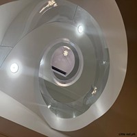 Escalier en fer courbé rotatif avec installation porte-à-porte pour villas de luxe, clubs et maisons auto-construites