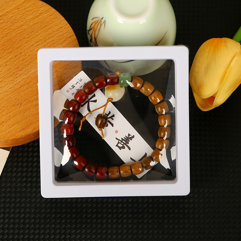 Bracelet en bois de lait exquis, présenté en coffret.