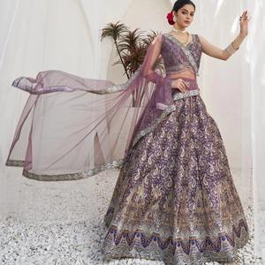 Nuevo diseñador de seda para mujer Lehenga Choli en color vino púrpura Ocasión de fiesta Proveedor de Ropa Étnica DE LA India - Product Image 1